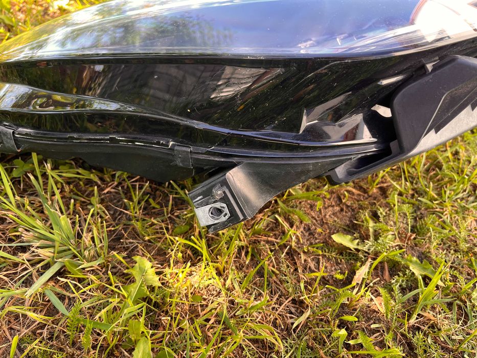 Фара права Tesla Y Led