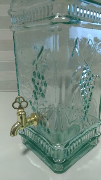 Garrafa em vidro, com utilidade ou somente decorativa em estado novo.