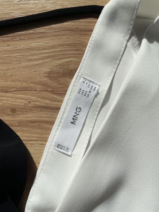 Czarno-biała sukienka mini Mango