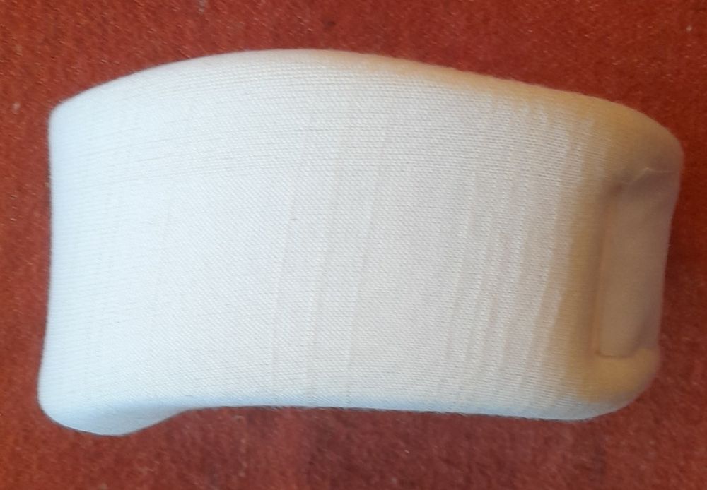 Kołnierz ortopedyczny miękki biały typu Schantza wysokość 10 cm.