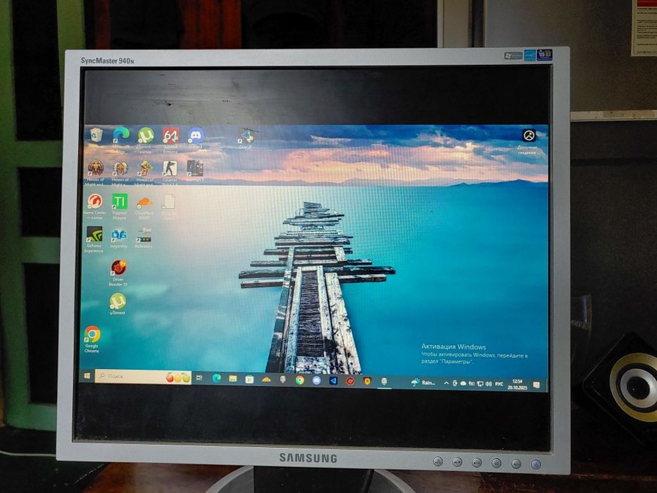 Продам монитор полностью рабочий все провода с комплекте.