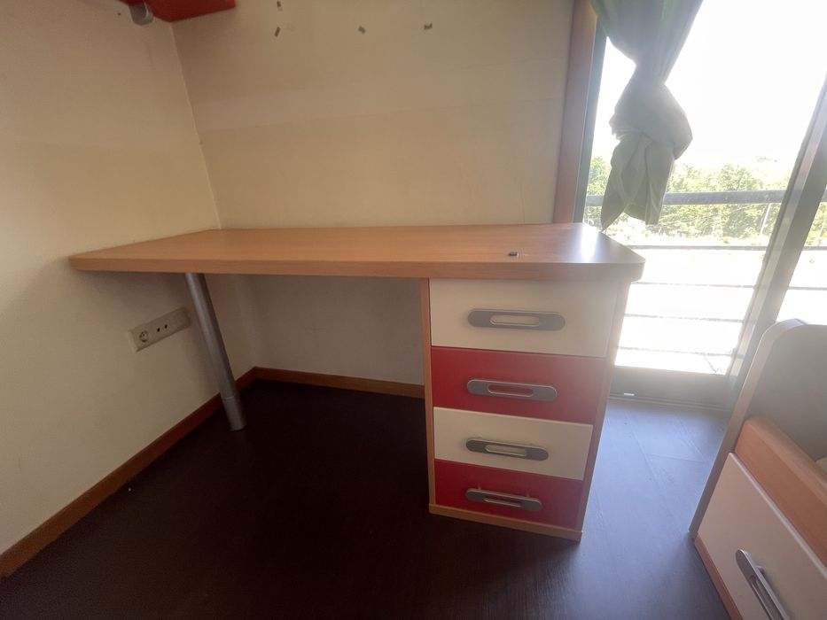 Quarto de criança com cama, secretaria e prateleira