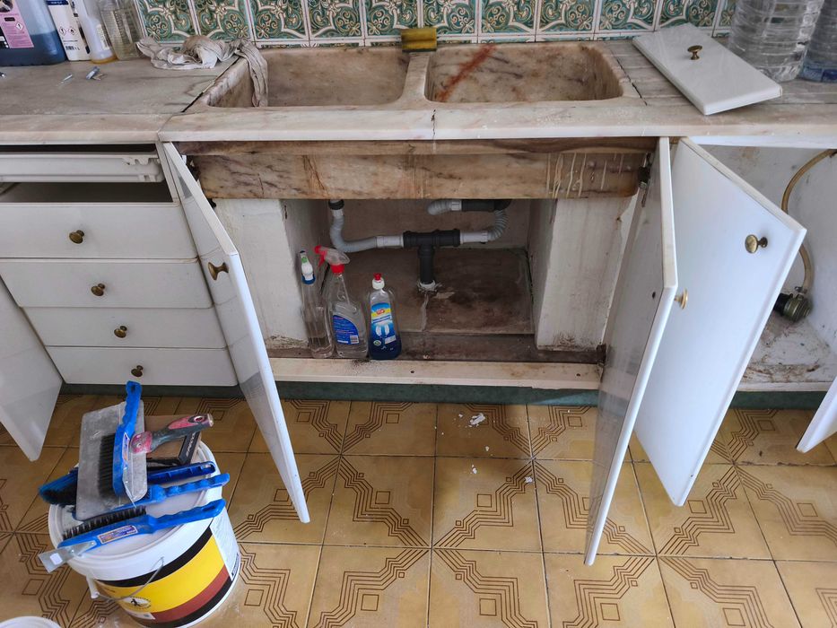Armários de cozinha e tampo pedra
