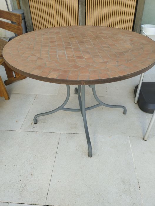 Mesa de jardim com revestimento em cerâmica (110cm)