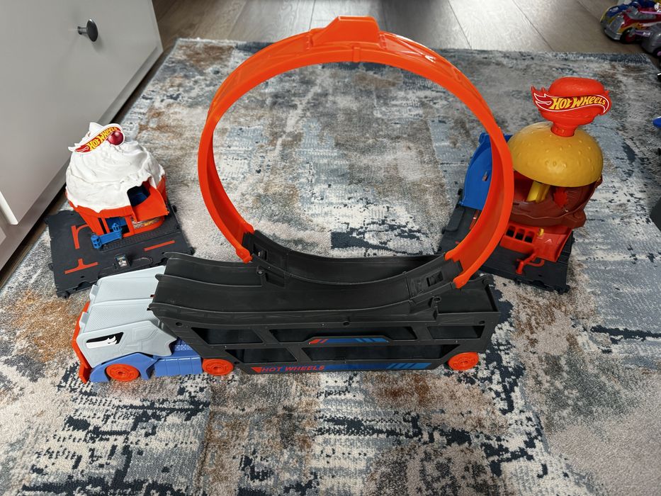 Hot Wheels Ciężarówka z pętlą  plus 2 zestawy