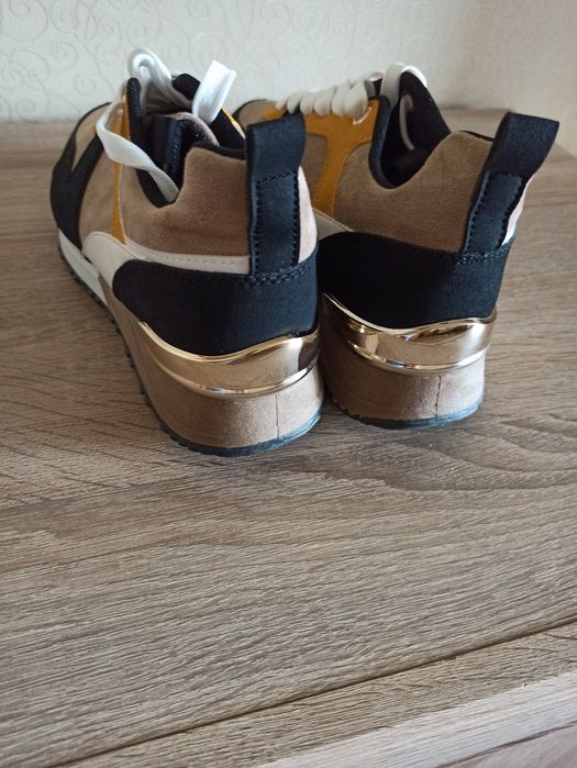 Продам кроссовки