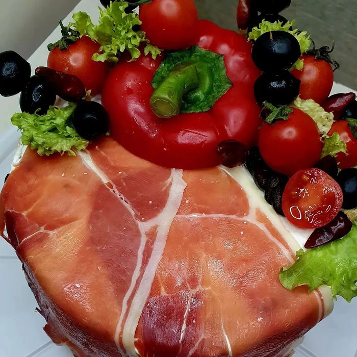 Солоний торт,  еклери та капкейки