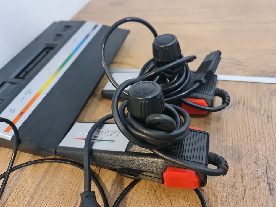 Atari 2600 konsola plus kontrolery