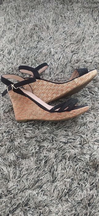 Buty damskie koturna