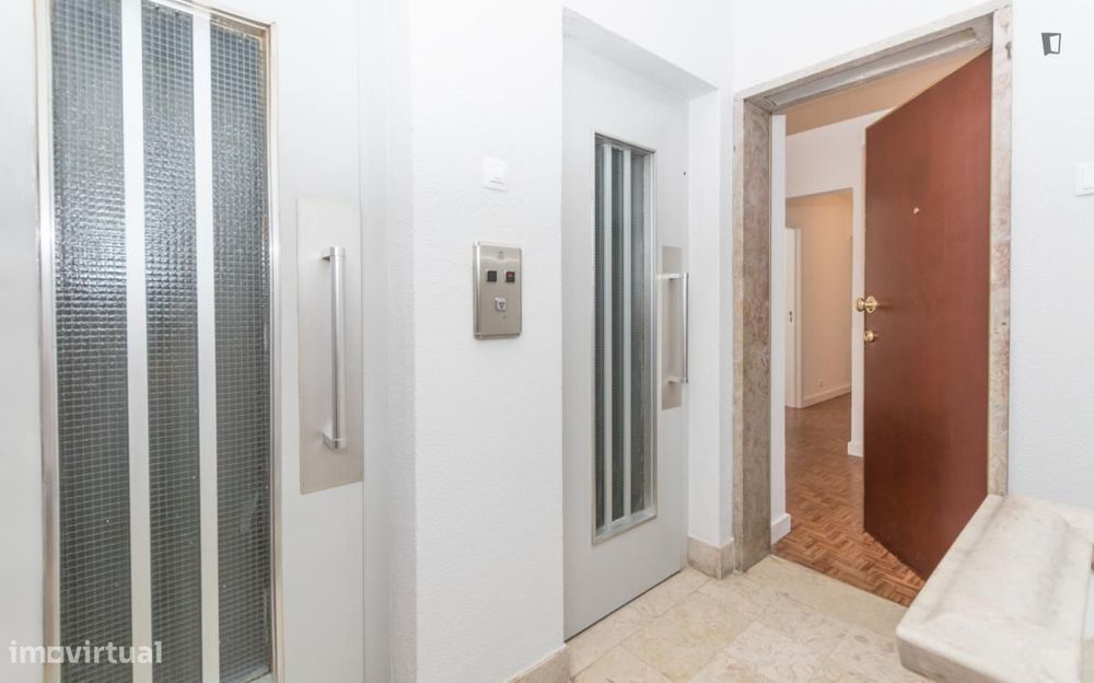 Quarto - localizado em Campolide Lisbon
