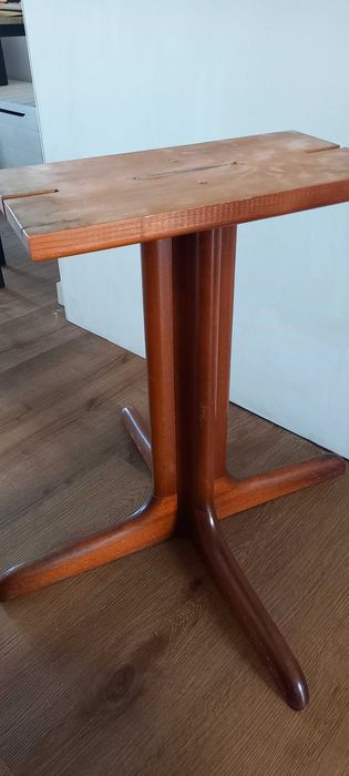 Mesa de jantar redonda em madeira