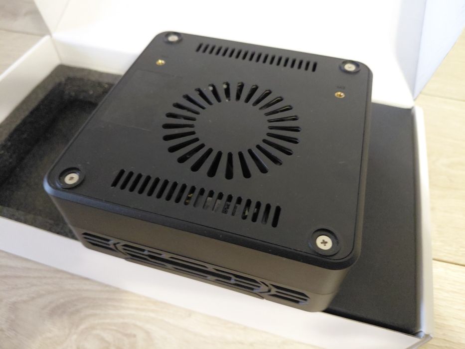 Неробочий Мини-ПК  Ryzen 7 7840HS