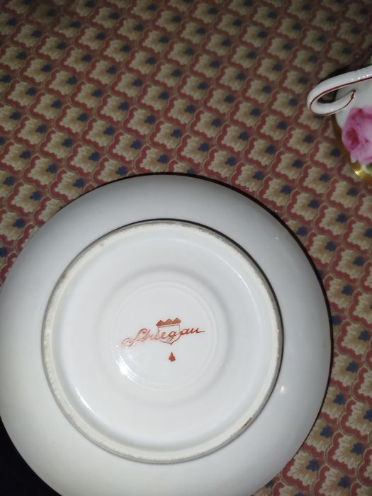 Serviço de chá em porcelana, decoração policromada com flores.
