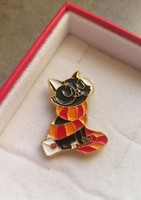 Broszka, przypinka kotek z szalikiem