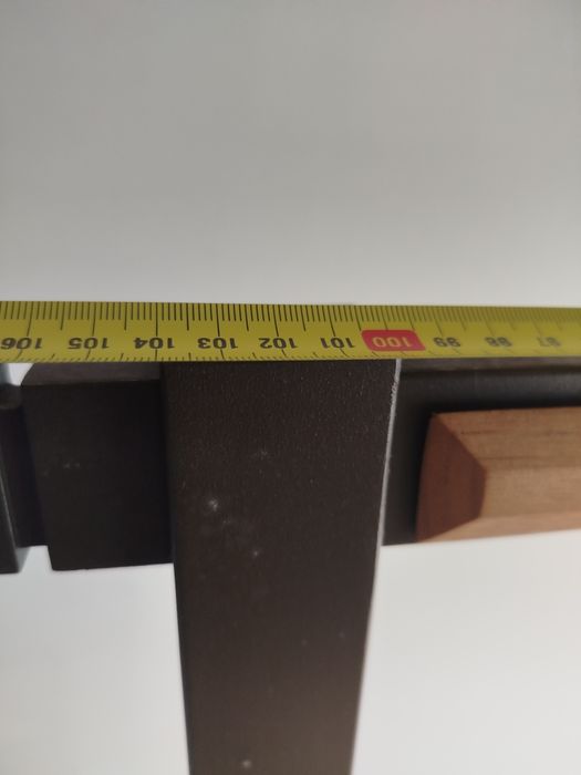 Roupeiro-charriô em metal e madeira