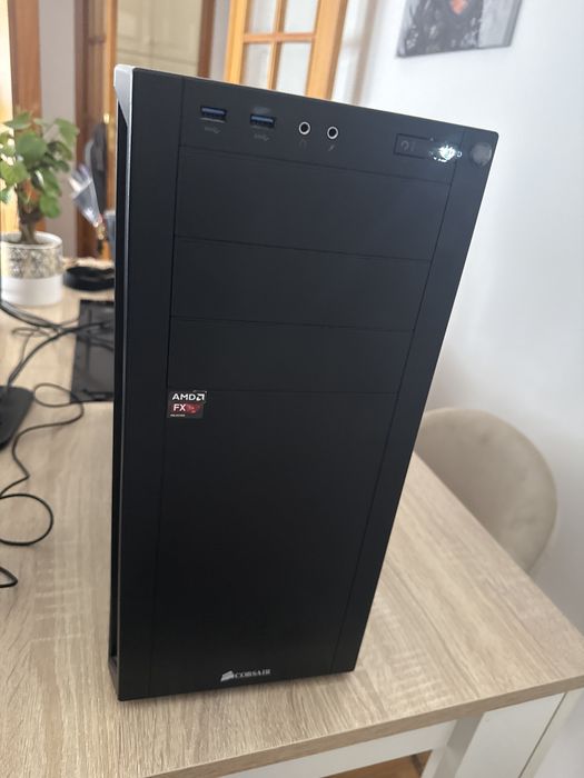 PC Desktop c/ Monitor e Colunas