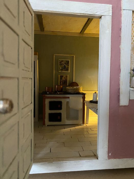 Drewniany domek dla lalek