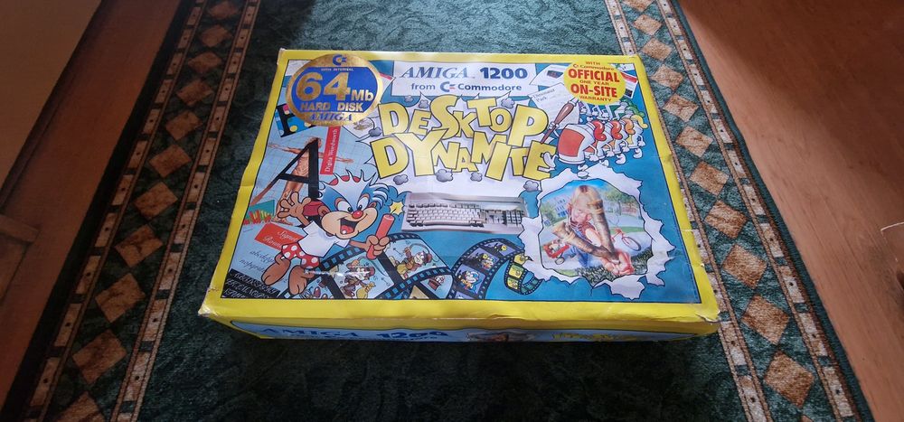 Amiga 1200  edycja desktop dynamite  z karta turbo apollo 030 50hz 32 mb fast ram dyskiem hdd 2,5 128gb pełen komplet