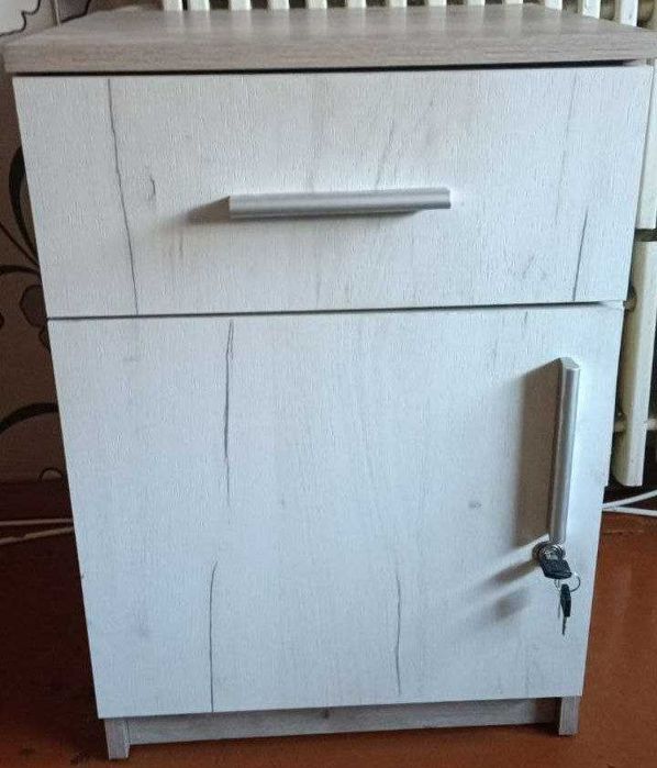 Тумбочка приліжкова