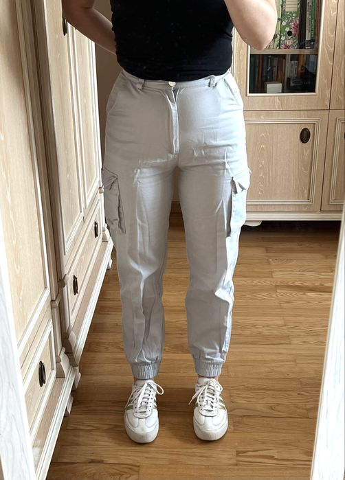 Spodnie bawełniane joggery cargo jasne sportowe ze ściągaczem