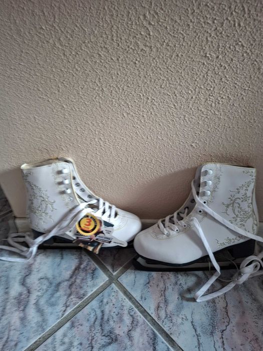 Lyzwy figorowe z butami