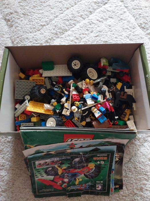 Klocki lego z różnych zestawów plus figurki