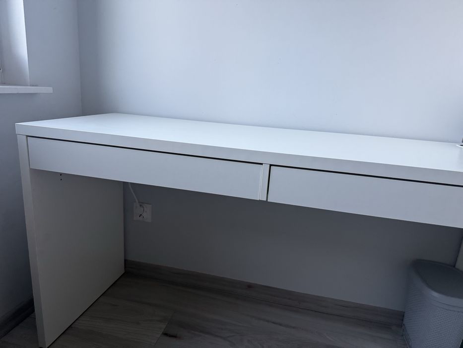 Białe biurko ikea