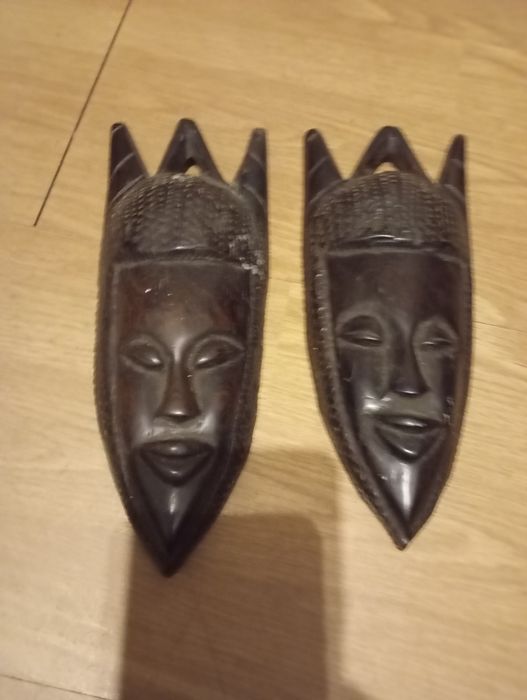 Duas peças de pendurar em pau preto