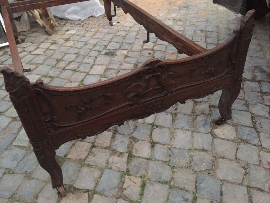 Cama antiga em madeira