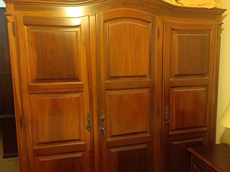 Mobília de quarto completa em madeira