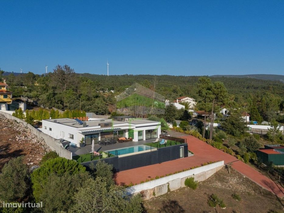 Moradia V3 recente com piscina e vista para a serra