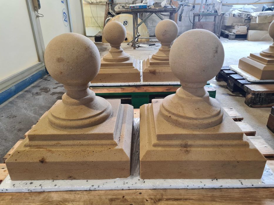 Nakrywa na słup z kulą | Piaskowiec | 50×44×44 cm |