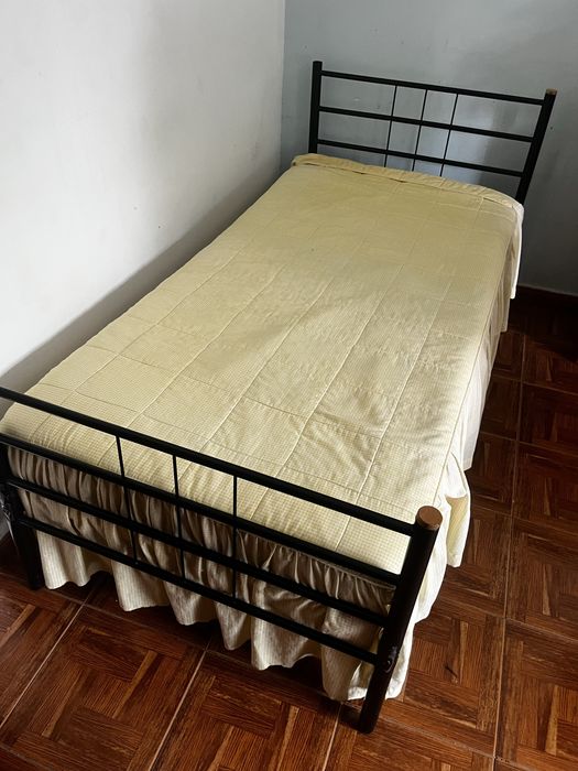 Vendo 2 cama de solteiro com colchao iguais