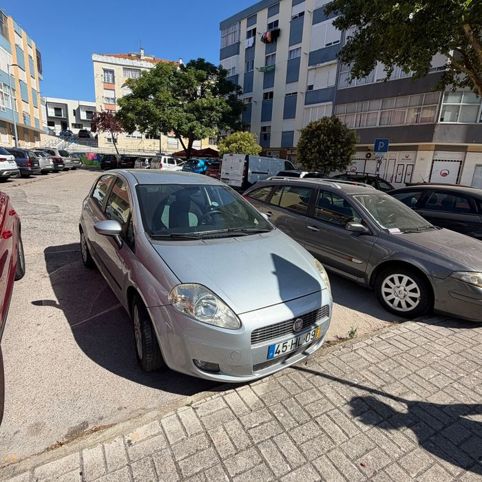 Selling a Fiat Grande Punto in very good overall condition, ideal for those seeking an economical, comfortable, and reliable car for daily use.