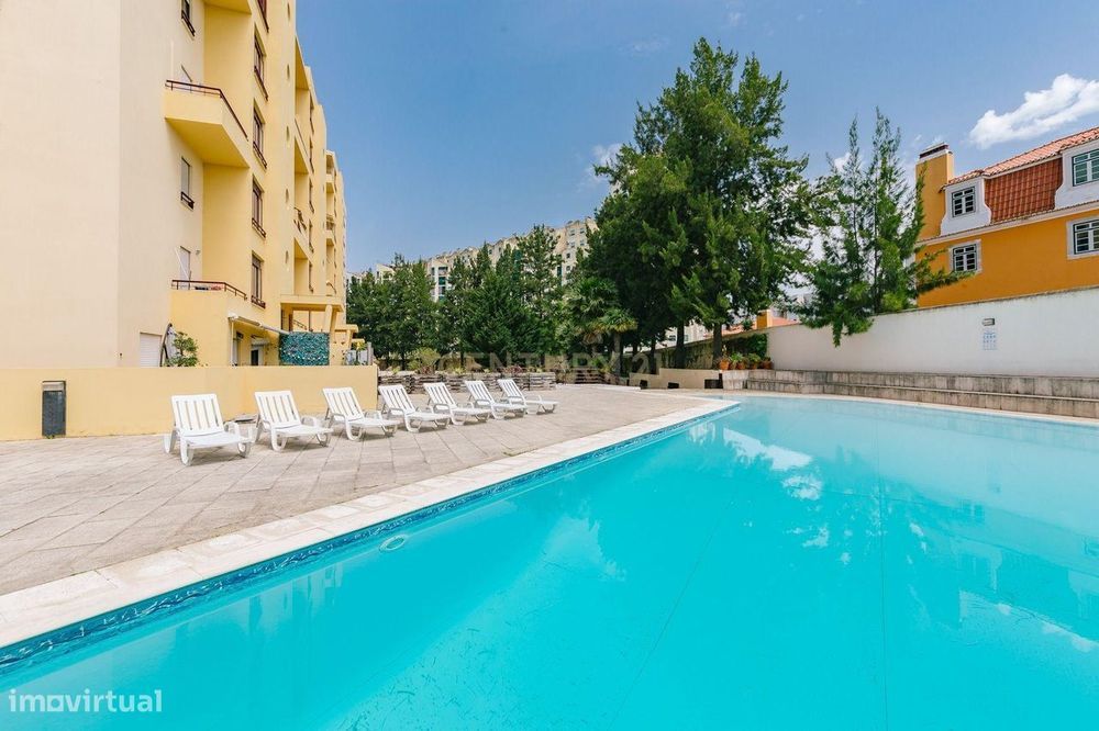 T3 com Terraço de 90 m², Vista para Piscina e Condomínio com Segurança