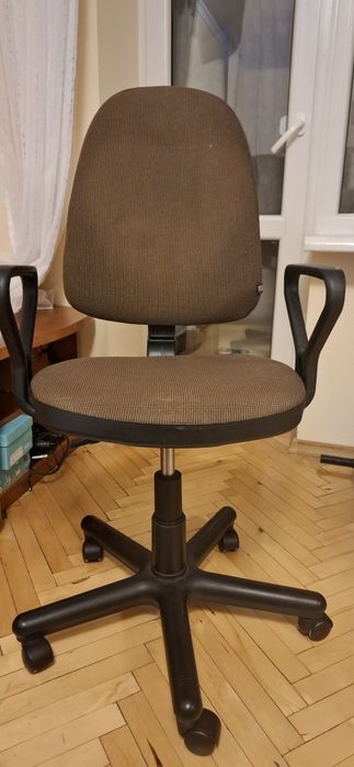 Офісне (компьютерне) крісло