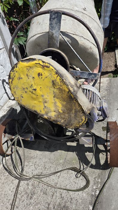 Продам бетонозмішувач б.у, у робочому стані. 380 Вт., 11000 грн. ТОРГ. Самовивіз, м. Обухів, Київська область. Оплата тільки при Самовывоз, на місті.