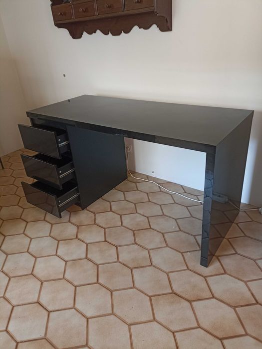 Mesa Secretária Preta com Gavetas 140x60x74