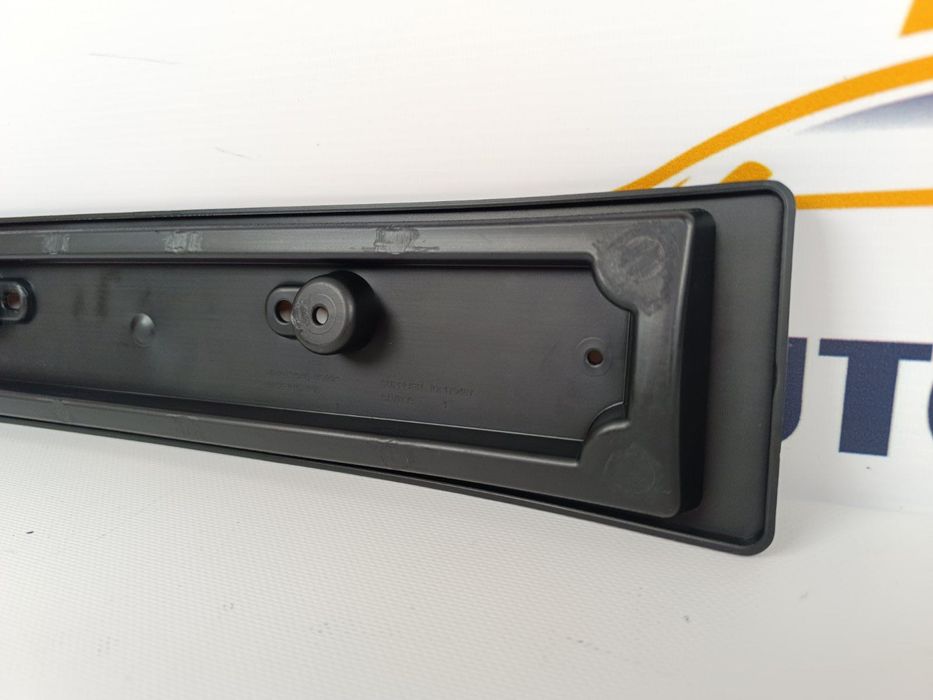 Подіум знака номерного передній Tesla Model 3 1096834-00-B