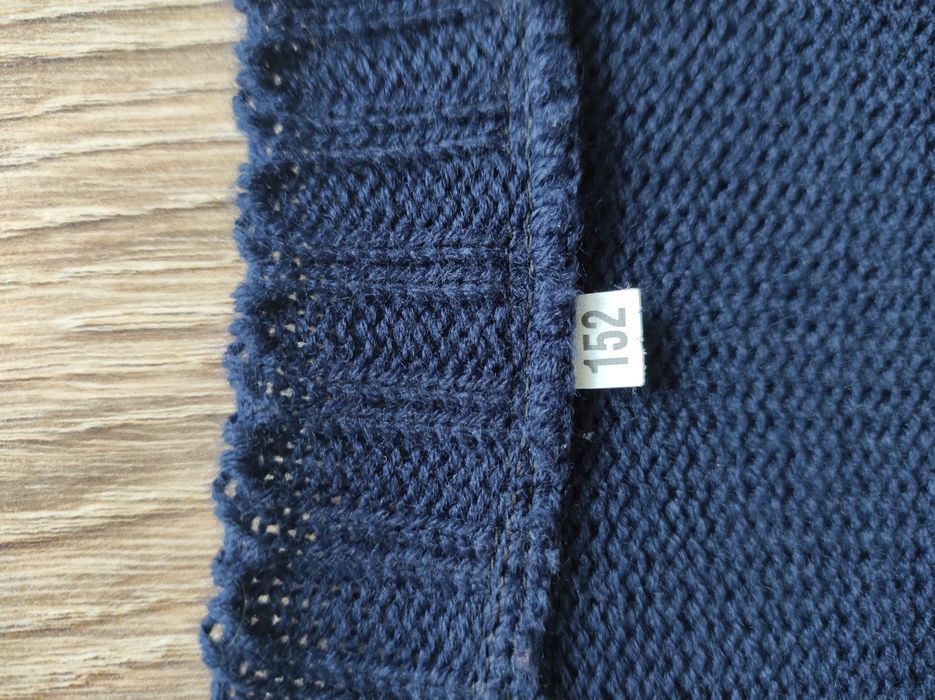 Granatowy sweter na guziki