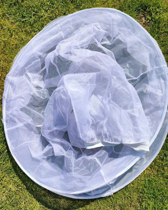 Suknia ślubna w stylu glamour, koło, poduszka na obrączki.