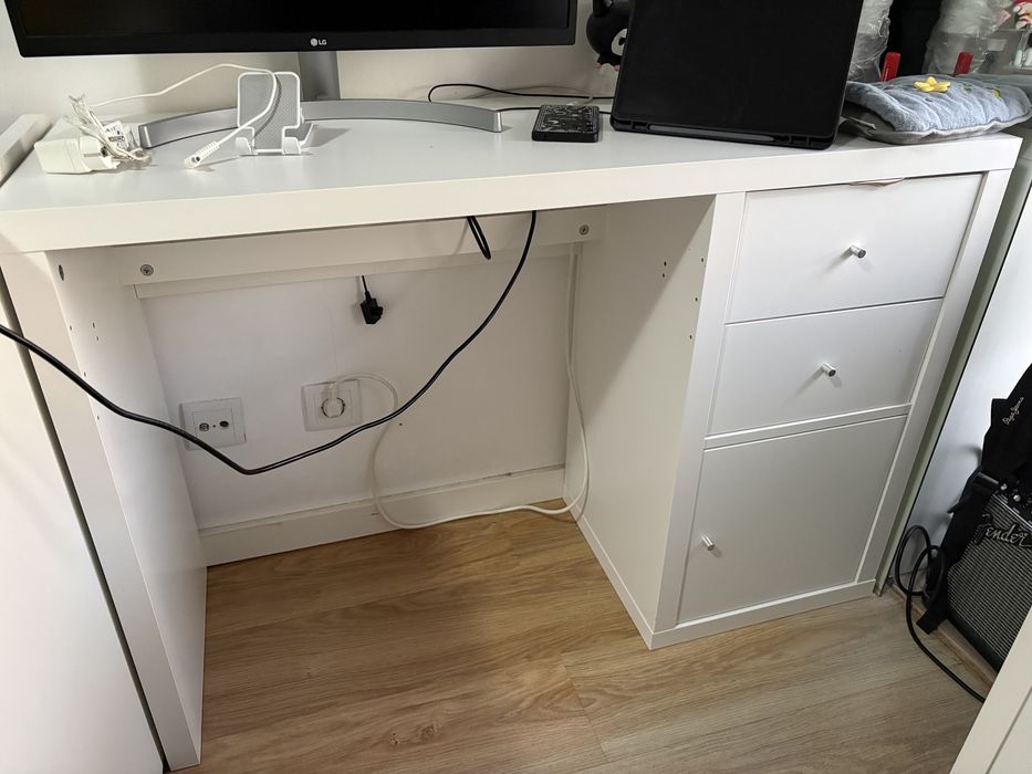 Secretaria ikea com gavetas e porta