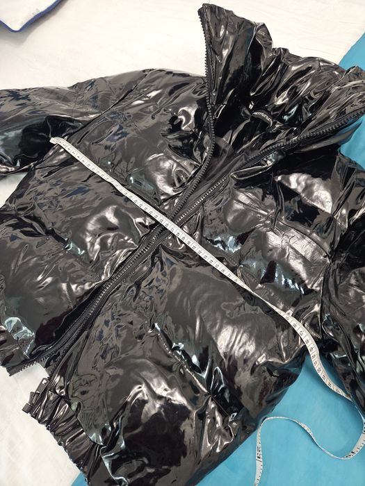 Czarna błyszcząca lakierowana kurtka prettylittlething xxs 32