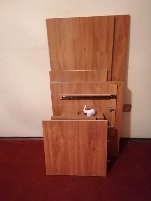Secretária com uma porta e uma gaveta
