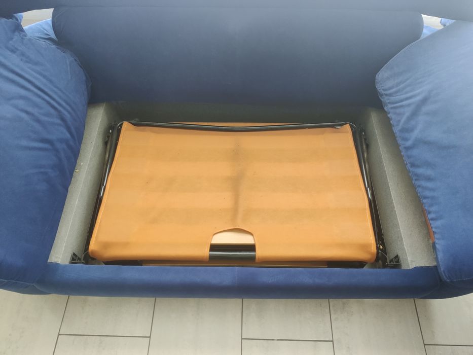 Sofá cama azul de veludo