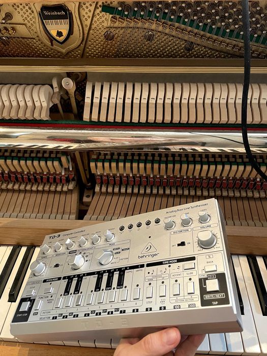 Behringer TD-3 syntezator