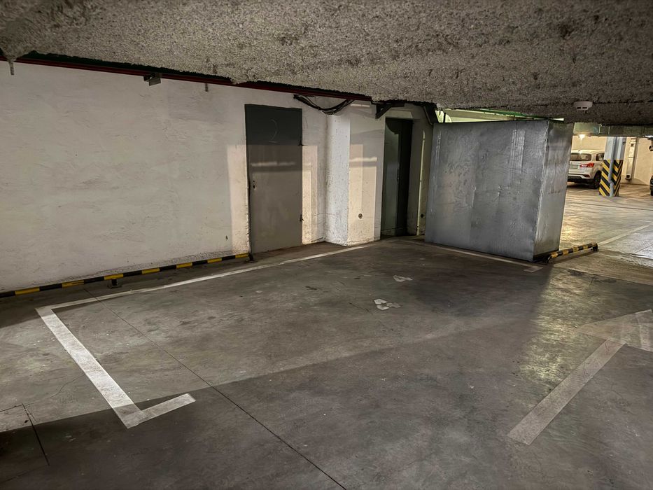 220V Подобово Помісячно Довгостроково підземний паркінг, поруч з метро