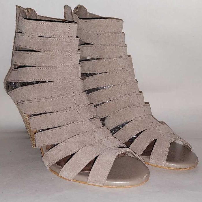 Zara Sandals Size 40, Semi-New