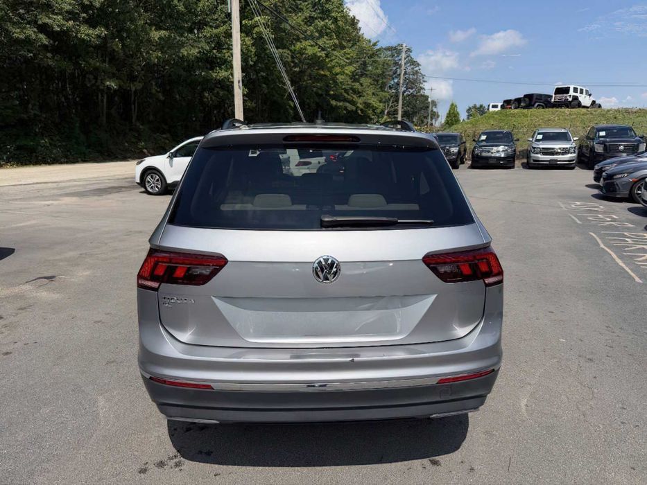 Volkswagen Tiguan      2021