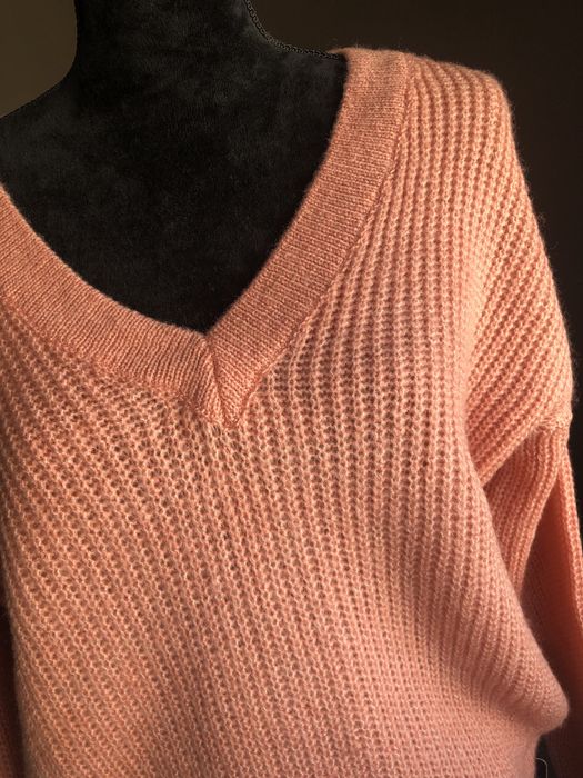 Sweterek różowy z dekoltem w serek